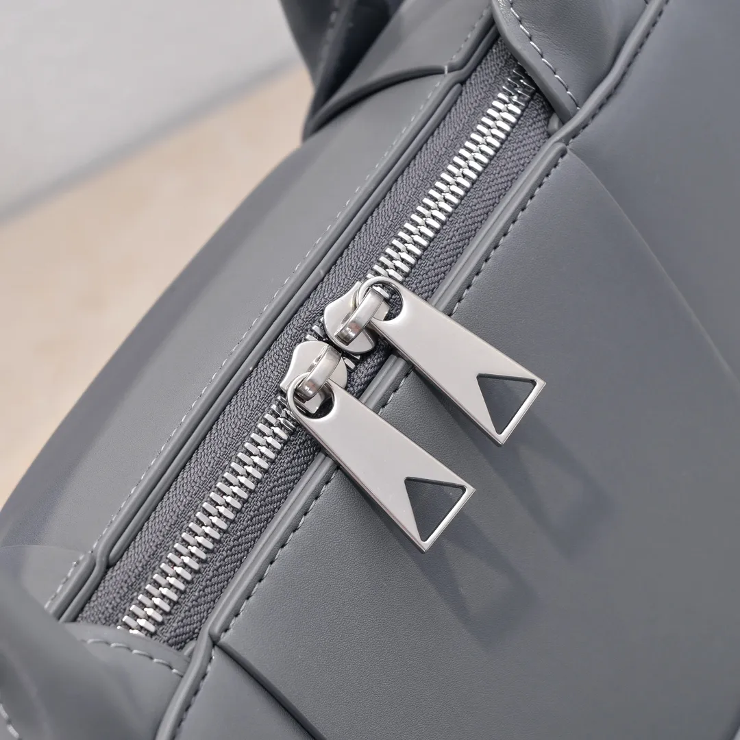 Batch 1880 Bottega Veneta large-lattice men's briefcase. The briefcase is a "value-for-money equipment" that all boys must have as soon as they step out of school. Whether you need to go to the office or go out to discuss business, nothing can better reflect your good taste and financial strength than a simple and elegant briefcase. It can be carried on one shoulder or cross-body to meet your different needs. The capacity is also super 🉑️ Style number: 6801 Size: 36*24*7.5cm